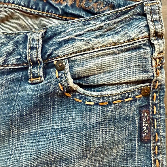 Silver Jeans Co 'Frances' Thick-Stitched Western Distressed Flare Jeans - Picture 4 of 8